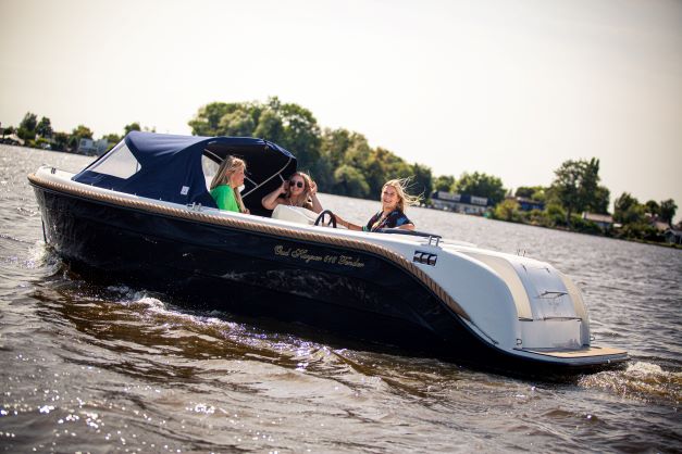 Zomerse boot 'Oud huizer 616' op het water